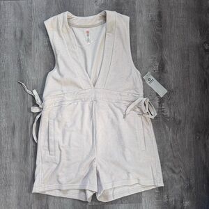 Mono b NWT Women's Cream Sleeveless V-Neck Terry Cloth Rompers Size Small